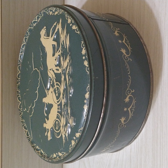 Vintage Shirley Jean Capital Cake Carriage Metal Christmas Fruit Cake Tin - Picture 2 of 5